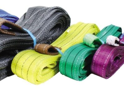 Cáp vải bệ cầu hàng thường được làm từ các sợi polyester hoặc nylon chất lượng cao