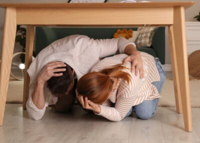 Nếu bạn ở trong nhà hãy tìm nơi ẩn nấp dưới bàn, bàn làm việc hoặc trong khung cửa vững chắc