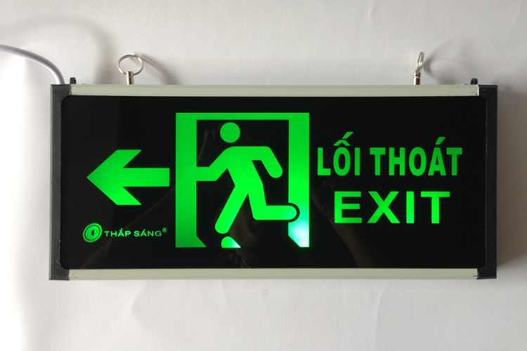 Nhân viên kiểm tra chức năng đèn Exit – đảm bảo đèn luôn sáng khi cần thiết