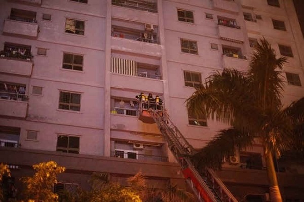 Nếu không thể thoát qua cửa chính, bạn hãy tìm ra ban công hoặc cửa sổ để cầu cứu