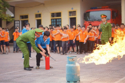 Sử dụng bình chữa cháy xách tay theo hướng dẫn cứu hộ cháy nổ