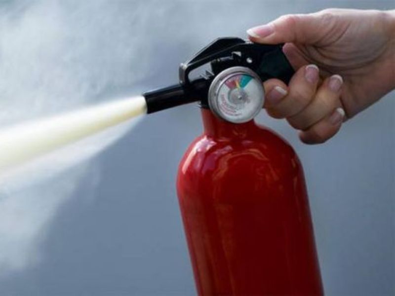 dùng bình chữa cháy sai cách gây nguy hiểm