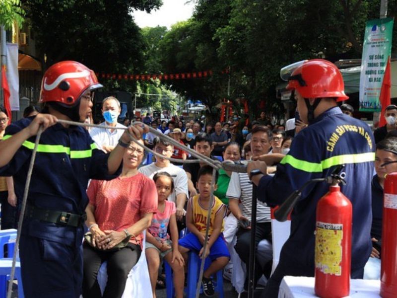 dùng bình chữa cháy sai cách gây nguy hiểm