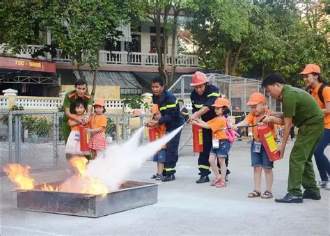 Diễn tập pccc trường học dạy các em nhỏ cách sử dụng các thiết bị phòng cháy 